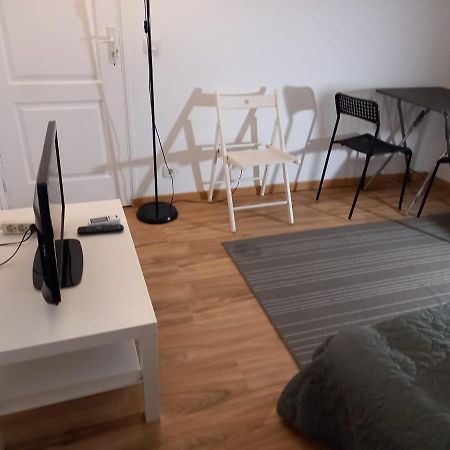 3 Hebergements - Au 1Er Etage 1 Appartement 2 Pieces Et Au 2Eme Etage Un Logement De 2 Chambres Louees Separement Avec Coin Cuisine Et Toilettes A Partager- Dans Pavillon Au Pied Du Rer B A 5 Minutes De Paris Et 30 Mn Stade De France กาช็อง ภายนอก รูปภาพ