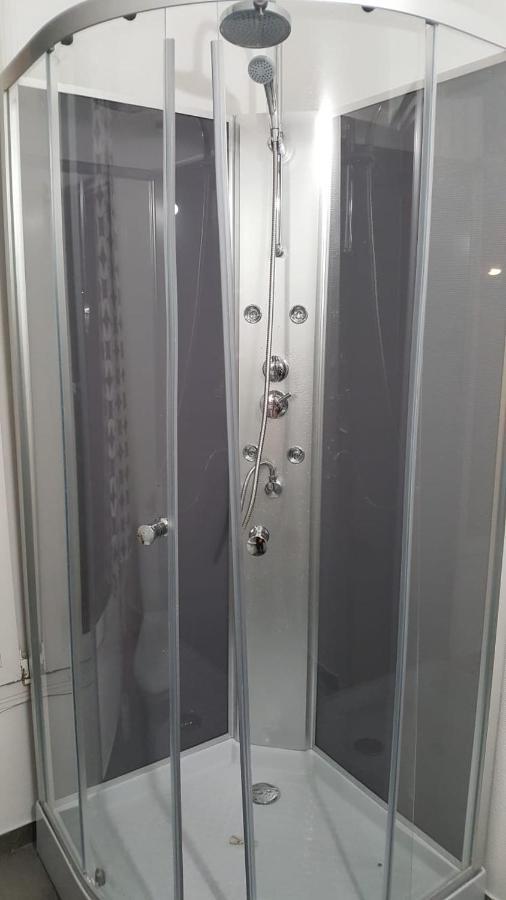 3 Hebergements - Au 1Er Etage 1 Appartement 2 Pieces Et Au 2Eme Etage Un Logement De 2 Chambres Louees Separement Avec Coin Cuisine Et Toilettes A Partager- Dans Pavillon Au Pied Du Rer B A 5 Minutes De Paris Et 30 Mn Stade De France กาช็อง ภายนอก รูปภาพ