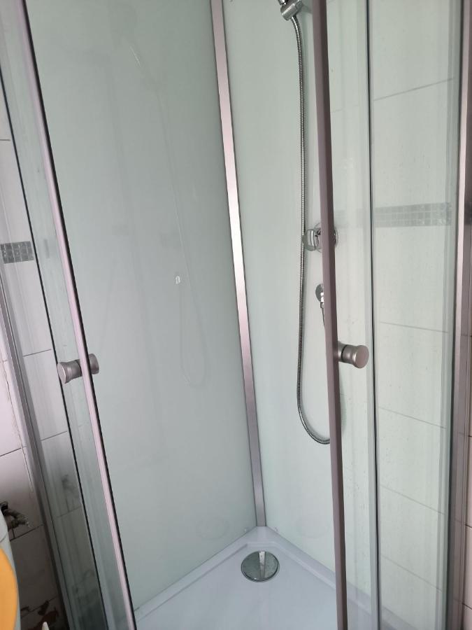 3 Hebergements - Au 1Er Etage 1 Appartement 2 Pieces Et Au 2Eme Etage Un Logement De 2 Chambres Louees Separement Avec Coin Cuisine Et Toilettes A Partager- Dans Pavillon Au Pied Du Rer B A 5 Minutes De Paris Et 30 Mn Stade De France กาช็อง ภายนอก รูปภาพ
