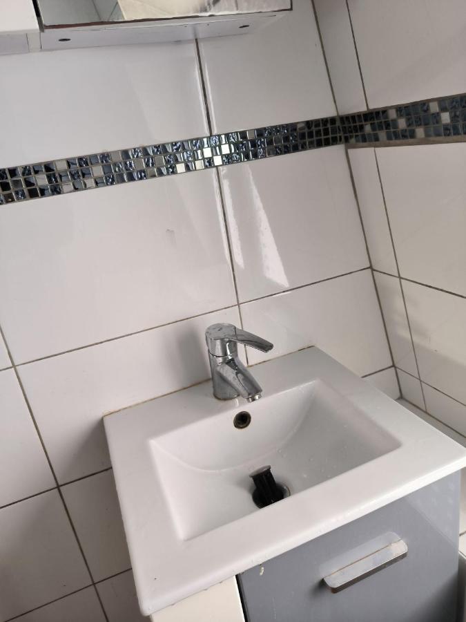 3 Hebergements - Au 1Er Etage 1 Appartement 2 Pieces Et Au 2Eme Etage Un Logement De 2 Chambres Louees Separement Avec Coin Cuisine Et Toilettes A Partager- Dans Pavillon Au Pied Du Rer B A 5 Minutes De Paris Et 30 Mn Stade De France กาช็อง ภายนอก รูปภาพ