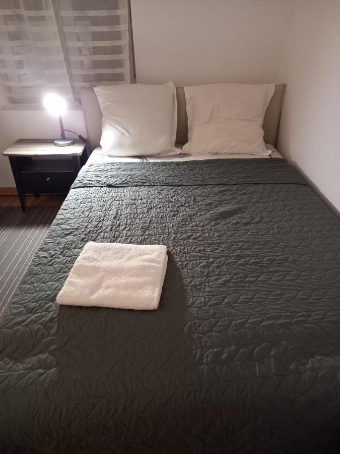3 Hebergements - Au 1Er Etage 1 Appartement 2 Pieces Et Au 2Eme Etage Un Logement De 2 Chambres Louees Separement Avec Coin Cuisine Et Toilettes A Partager- Dans Pavillon Au Pied Du Rer B A 5 Minutes De Paris Et 30 Mn Stade De France กาช็อง ภายนอก รูปภาพ