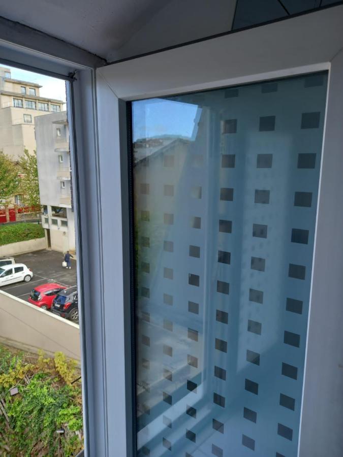 3 Hebergements - Au 1Er Etage 1 Appartement 2 Pieces Et Au 2Eme Etage Un Logement De 2 Chambres Louees Separement Avec Coin Cuisine Et Toilettes A Partager- Dans Pavillon Au Pied Du Rer B A 5 Minutes De Paris Et 30 Mn Stade De France กาช็อง ภายนอก รูปภาพ